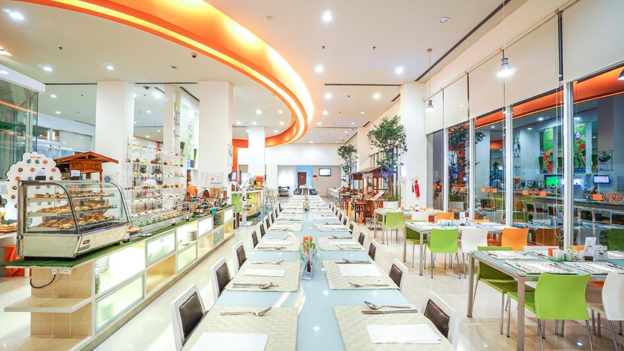 HARRIS Hotel Batam Center Bagian luar foto