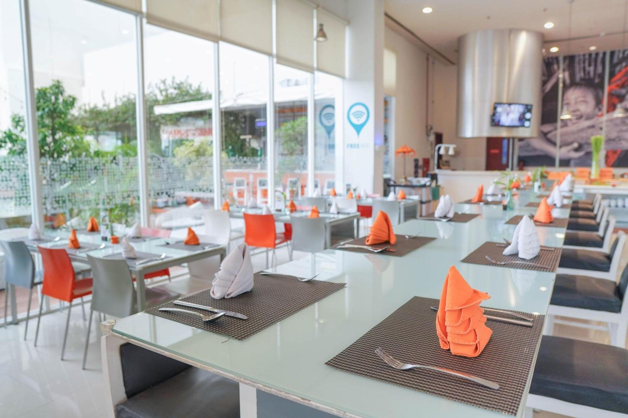 HARRIS Hotel Batam Center Bagian luar foto